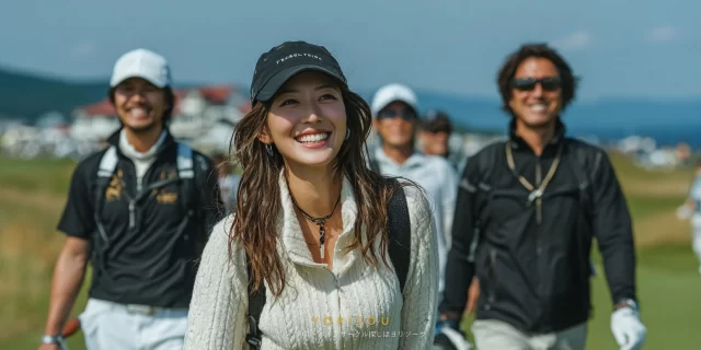 北広島市大曲工業団地近くのコースで、仲間と談笑しながら歩く40代女性ゴルファーのリラックスした表情