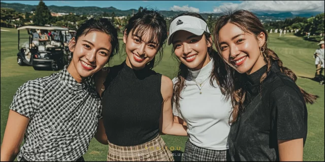 春日市付近のコースで、20〜30代女性ゴルファー4人がゴルフウェア姿で肩を寄せ合い、明るく笑顔を見せるバストアップ写真