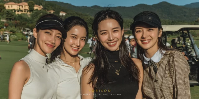 春日井市不二ガ丘周辺のゴルフ場で、女性ゴルファーを中心としたグループがゴルフウェア姿でバストアップ、自然な距離感で並んでいる様子