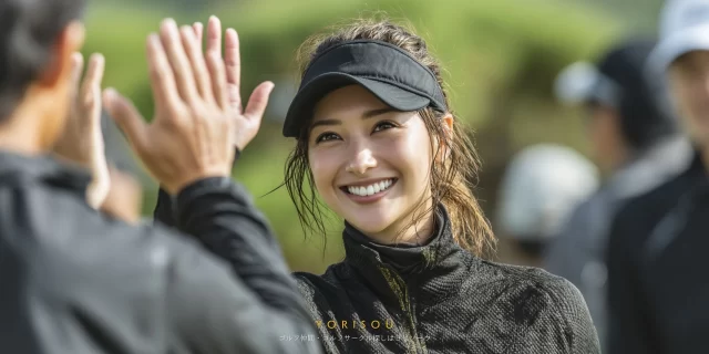 中央区晴海方面から参加した女性ゴルファー3人が、ラウンド後に笑顔で並ぶエンジョイゴルフの一場面