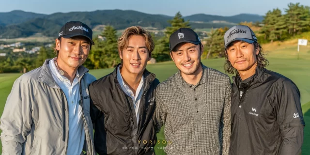 雫石町七ツ森方面のゴルフ場で、30代から40代の男性ゴルファー4人がゴルフウェア姿でバストアップに写り、ラウンド前に和やかに並んでいる場面