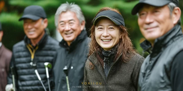 豊島区西池袋周辺でゴルフ仲間とラウンド後に並んで笑顔を見せる男女ゴルファーの集合写真