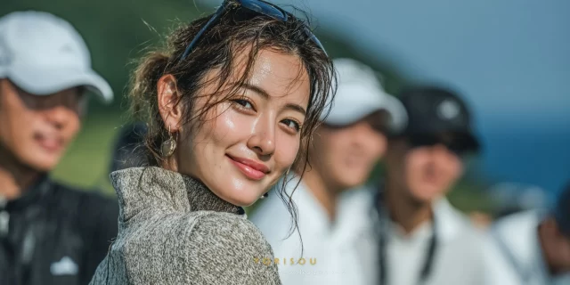 燕市粟生津周辺のゴルフ場で、ゴルフウェア姿の女性ゴルファー3人が並んで写る明るい雰囲気のバストアップ写真