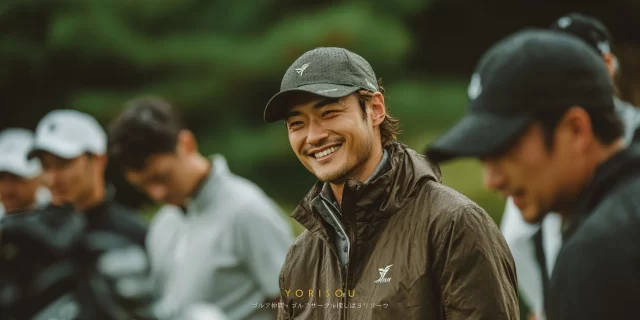 広島市東区のゴルフ場で、雨上がりのラウンド中に談笑する40代男性ゴルファーのバストアップ