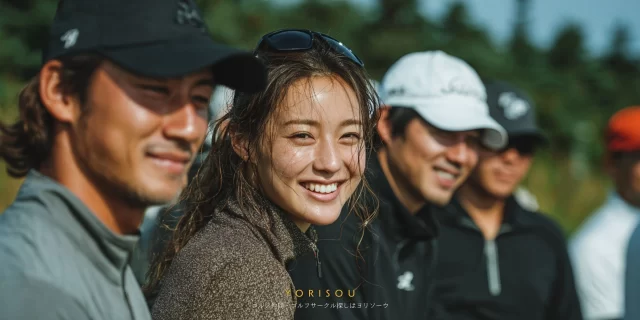 東広島市志和町のコース脇で、仲間と談笑しながら振り返る30代女性ゴルファーを中心にしたバストアップ写真