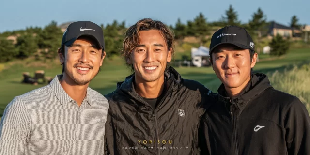 横浜市緑区方面の丘陵コースで、40代男性ゴルファー4人がラウンド後に並ぶバストアップ写真