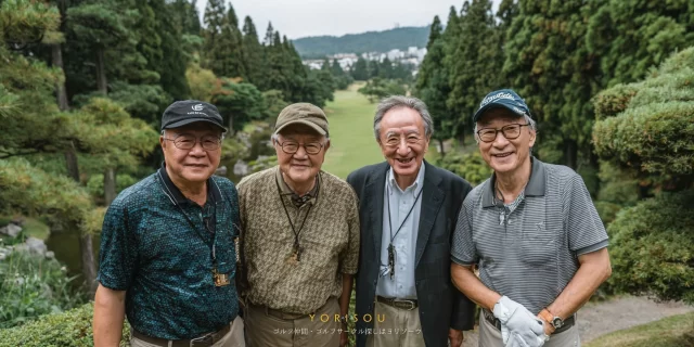多摩市関戸エリアから参加した60〜70代のシニアゴルファーが、平日のゴルフ場で穏やかに微笑んでいる様子