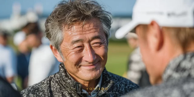 恵庭市文京町周辺のゴルフ場で、ゴルフウェア姿のシニア男性が仲間と向き合い穏やかに会話するバストアップ写真