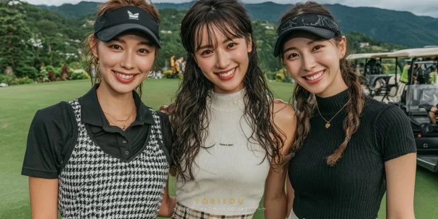 愛知県新城市作手高里エリアのゴルフ場で、女性ゴルファー3人がゴルフウェア姿でバストアップ、ラウンド中に明るい表情で並んでいる様子