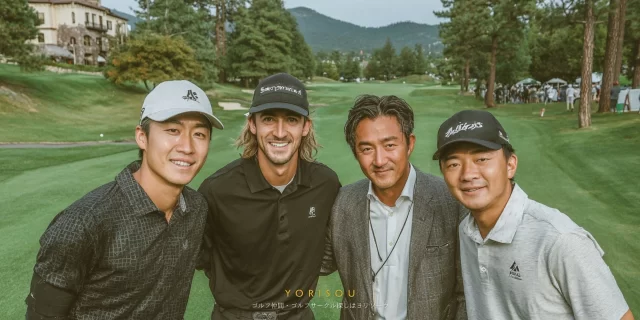 尾張旭市新居町周辺のコースで撮影された男性ゴルファー5人、交流を楽しむ落ち着いた雰囲気の集合写真