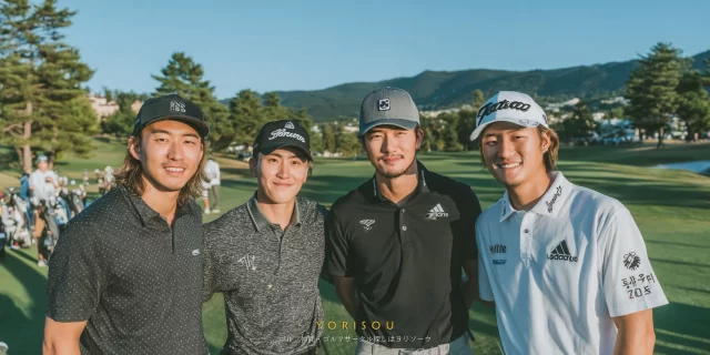 長久手市武蔵塚エリアのフェアウェイで、30〜40代の男性ゴルファーがバストアップで並び、プレー後に達成感のある表情を浮かべている様子