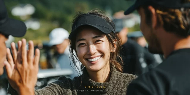 五所川原市川端町付近のゴルフコースで、女性ゴルファー4人がラウンド後に肩を寄せ合い、ゴルフウェア姿で明るく微笑んでいる様子