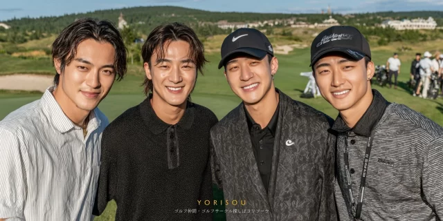 北上市立花エリアのコースにて、30〜40代男性ゴルファー4人がラウンド後に肩を並べて写るバストアップ写真