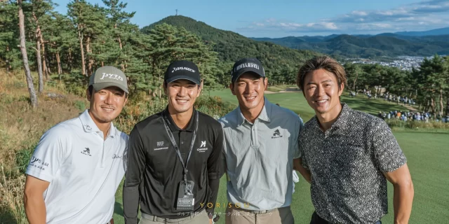 広島市安芸区のゴルフ場で、同じ組で回る仲間と会話を楽しむ40代男性ゴルファーのリラックスした表情