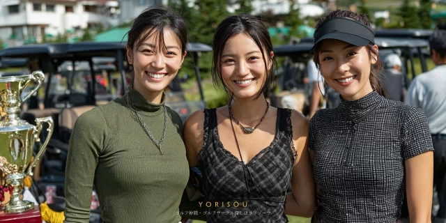 和歌山市小倉のゴルフ場で、女性ゴルファー3人がゴルフウェア姿でバストアップで写り、ラウンド後の明るい雰囲気が伝わる写真