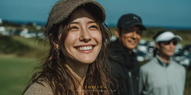 海南市別院エリアのゴルフ場で、30代男性ゴルファー4人がゴルフウェア姿で肩を寄せ合い、ラウンド後にバストアップで撮影した集合写真