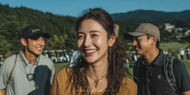 鳥取市河原町方面のコースで、雨上がりの中ゴルフウェア姿の30代男性ゴルファーが仲間と談笑しているバストアップ写真