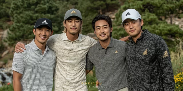 新宿区市谷方面から通えるゴルフ場で、仲間と笑顔を見せるゴルファーの様子