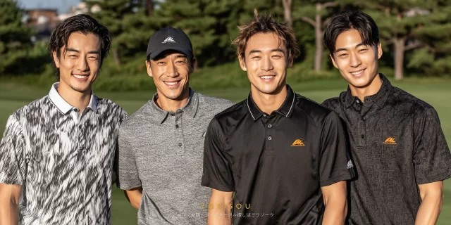八尾市恩智川近くのゴルフ場で、ゴルフ仲間がラウンド後に集まり、ゴルフウェア姿で自然に笑っているバストアップ集合写真