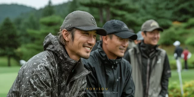 岩手県八幡平市平笠エリアのゴルフ場で、小雨の中でもプレーを楽しむ男性ゴルファーがゴルフウェア姿で前方を見つめる場面