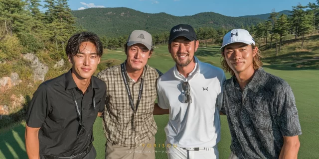 岩出市曽屋のゴルフ場で、40代男性ゴルファーがゴルフウェア姿でバストアップで写り、後方に仲間が見える和やかな雰囲気の写真