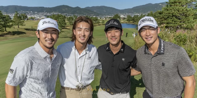 世田谷区等々力七丁目方面のゴルフ場で、30代男性ゴルファー4人がゴルフウェア姿で肩を並べ、ラウンドを楽しんでいる様子