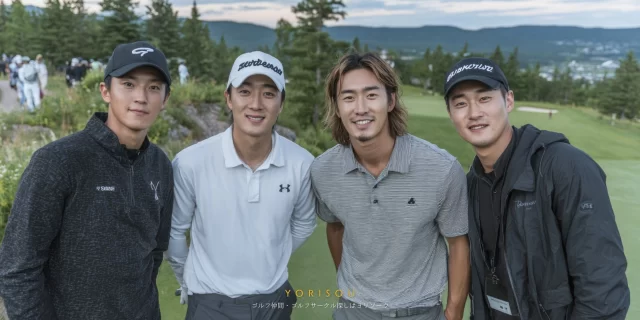 高崎市の自然に囲まれたゴルフ場で、30〜40代男女ゴルファーがゴルフウェア姿で並び、和やかな雰囲気で集合写真を撮っている様子