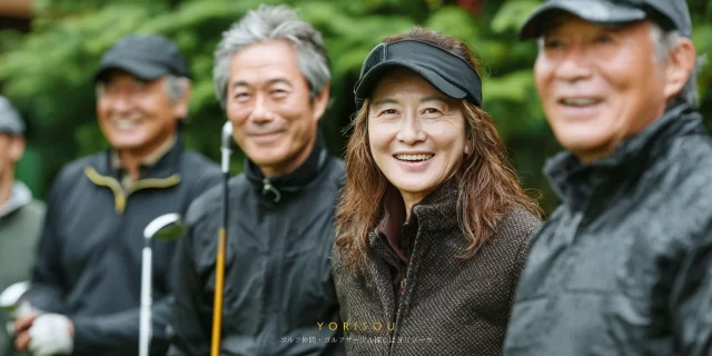 甲府市下石田町のゴルフ場で、女性ゴルファー3人がゴルフウェア姿でバストアップになり、親しみやすい笑顔を見せている様子