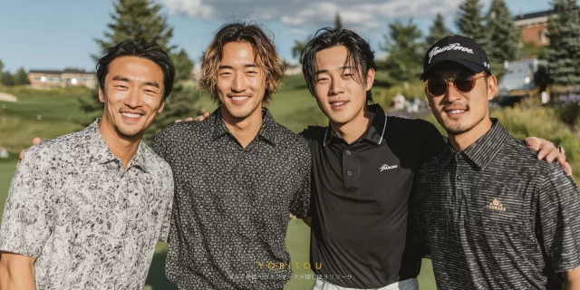 大田区池上六丁目周辺から参加した幅広い年代のゴルファーが、ゴルフウェア姿でラウンド中に笑顔を交わし、気軽に続けられる関係性を感じさせる様子