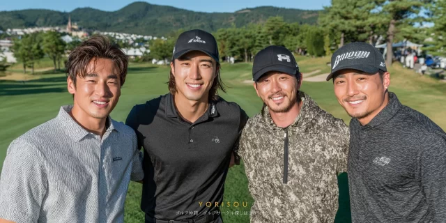 桑名市多度町近郊のゴルフ場で、ゴルフウェアを着た40代男性ゴルファー4人がバストアップで肩を並べ、親しげに写っている写真