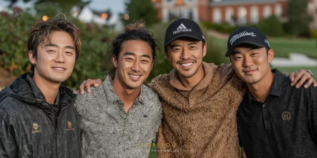 鹿児島市坂元町のゴルフ場クラブハウス前で、肩を並べて笑顔を見せる30〜40代男性ゴルファー4人のバストアップ