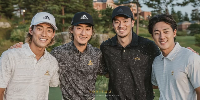 北広島市輪厚中央付近のコースで、夕暮れの中を歩く40代男性ゴルファーが前方を見て微笑んでいる様子