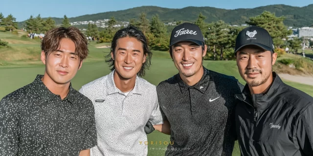 福岡市早良区次郎丸エリア近郊のゴルフ場で、同年代の男性ゴルファーが肩を並べてバストアップでリラックスした表情を見せている様子