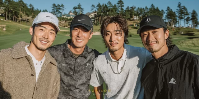 弘前市富田エリアのゴルフ場で、ゴルフウェア姿の男性ゴルファーが、落ち着いた雰囲気で仲間と並んでいる様子