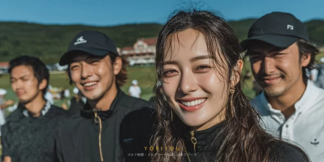 滝沢市柳沢地区のゴルフ場で、雨天でもプレーを楽しむ男性ゴルファーがゴルフウェア姿でバストアップに写り、前向きな表情を浮かべている様子