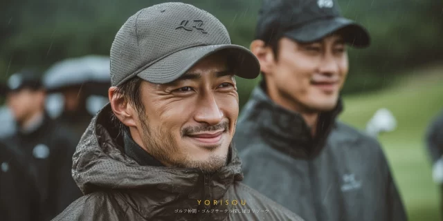 市川市北国分エリアのゴルフ場で、40代〜50代の男性ゴルファー4人が落ち着いた雰囲気で並ぶバストアップ写真