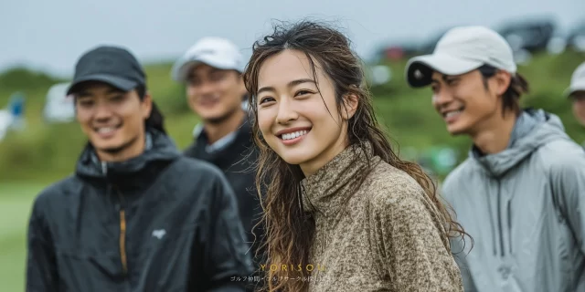 仙台市泉区八乙女周辺のゴルフ場で、ゴルフ仲間同士が会話を楽しみながら自然に集まっている様子