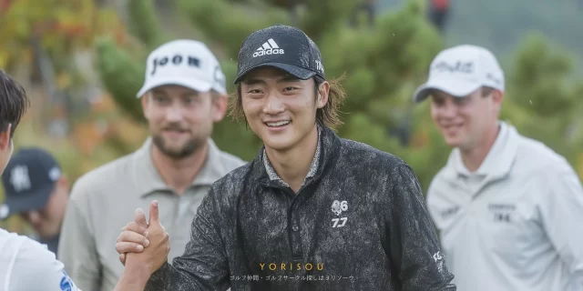 さいたま市緑区近郊のゴルフコースで、男性ゴルファーが、自然体の笑顔で写っている様子