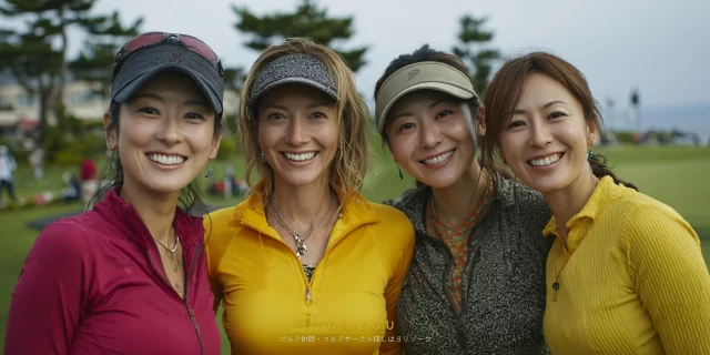 和泉市はつが野エリアのゴルフ場で笑顔の女性ゴルファー4人、和泉市でゴルフ仲間が自然に増えていく雰囲気の集合写真