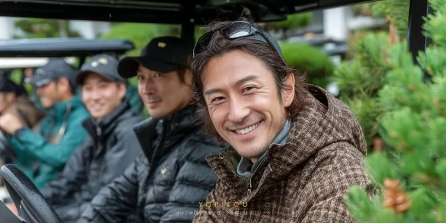 尾張旭市城前町方面のゴルフ場でカートに乗る男性ゴルファー、プレーの合間にリラックスした表情