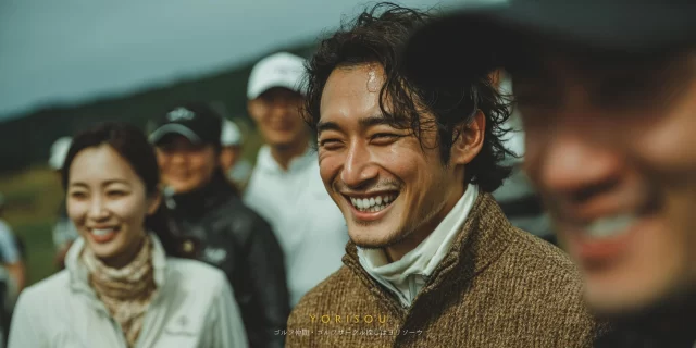 岩手県滝沢市鵜飼地区のゴルフ場で、ラウンドの合間に談笑する男性ゴルファーが、ゴルフウェア姿でリラックスした笑顔を浮かべている場面