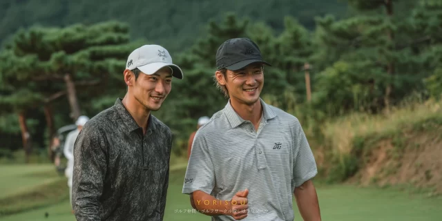 滝沢市巣子西側のゴルフ場で、男女混合のゴルファーが並び、ラウンド前に会話を楽しんでいる自然な雰囲気のシーン