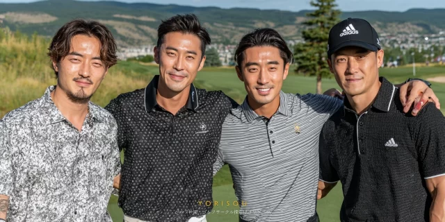 港区芝・三田周辺に住む30代男性ゴルファーが、記念撮影している様子