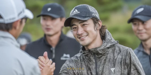 廿日市市平良地区近郊のゴルフ場で、初心者から経験者まで混在するゴルフ仲間が並ぶバストアップ集合写真