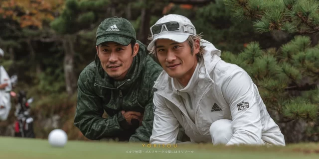 橋本市隅田町のゴルフ場で、雨天ラウンド中に男性ゴルファー2人がゴルフウェア姿でバストアップで写り、相談しながらプレーしている様子