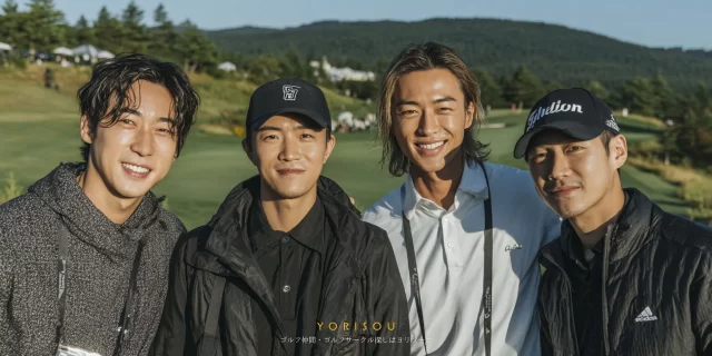 札幌市南区真駒内のゴルフ場で、30代〜40代の男性ゴルファー4人がフェアウェイを背景に並んで記念撮影している様子