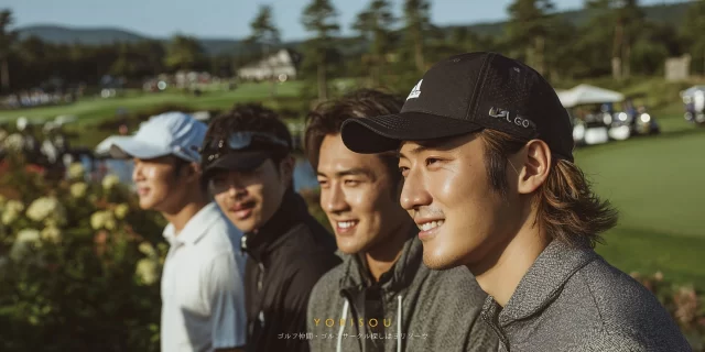 青森市荒川寒水沢のゴルフ場で、30代〜40代の男性ゴルファー4人がフェアウェイを眺めながら並んで立っているラウンド中の一コマ