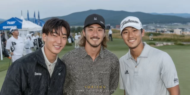 大田区大森北一丁目周辺から集まった30代の男性ゴルファーが、ゴルフウェア姿で並び、ラウンド中の一体感と楽しさが伝わる集合写真