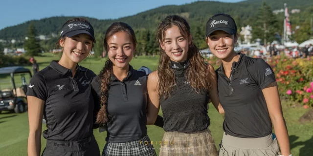 和歌山市湊エリア近郊のゴルフ場で、20代〜30代の女性ゴルファーがゴルフウェア姿で肩を並べ、ラウンド後に笑顔を見せるバストアップ写真