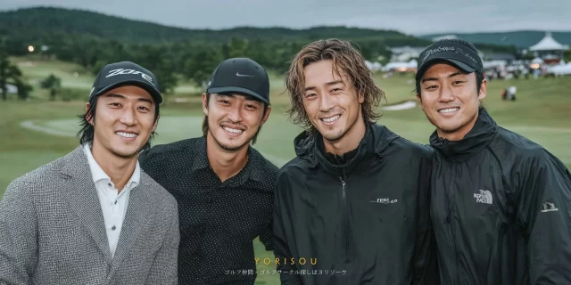 大阪府堺市美原区黒山エリアから通いやすいゴルフ場で、30〜40代男性ゴルファー4人がゴルフウェア姿でバストアップ、天候を気にしつつ穏やかに微笑んでいる様子